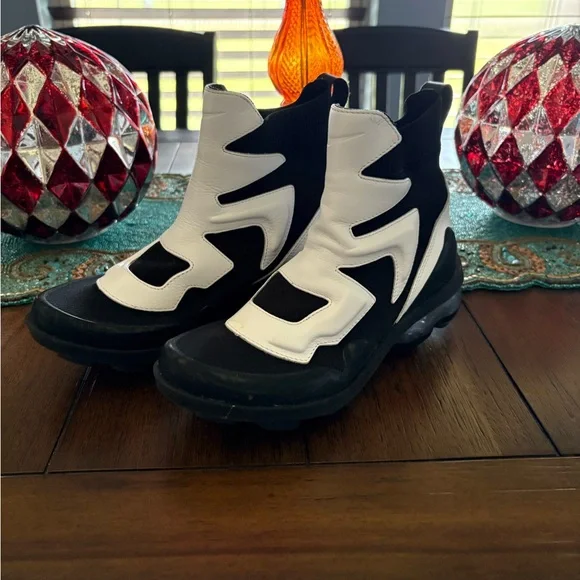 Nike Women's Black and White Vapormax Sneakers - Picture 11 of 11